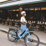 Cycliste urbain sur piste cyclable en ville