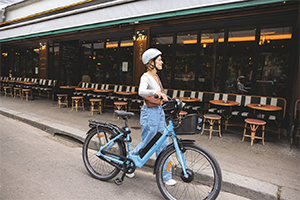 Cycliste urbain sur piste cyclable en ville